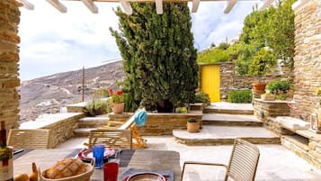 House | 3 bedrooms, desk