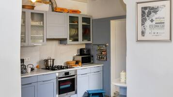 House | 3 bedrooms, desk