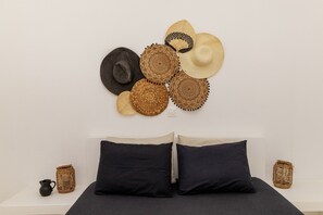 2 bedrooms, desk