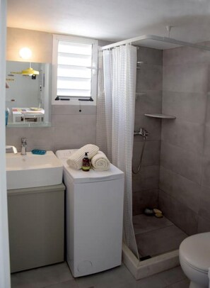 Casa | 1 quarto, escrivaninha