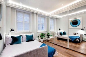 5 chambres, bureau, fer et planche à repasser, lit parapluie