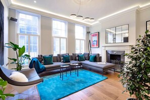 Smart TV - Chic Townhouse in Trafalgar Sq & Covent Garden (Greater London)