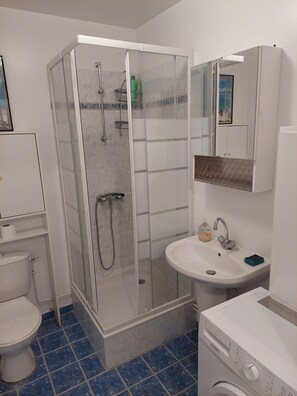 Dusche, Haartrockner, Handtücher, Seife