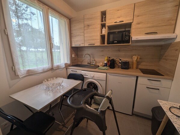 Fridge, microwave