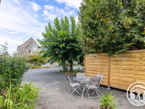 Outdoor dining - Renovated house with garden near Angers (Rochefort-sur-Loire)
