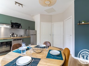 Fridge, microwave, oven, dishwasher - Renovated house with garden near Angers (Rochefort-sur-Loire)