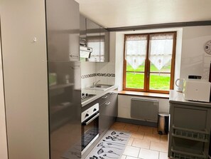 Jääkaappi, mikroaaltouuni, uuni, kahvin-/teenkeitin