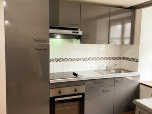 Een koelkast, een magnetron, een oven, een koffiezetapparaat/waterkoker