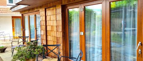 Muebles diferentes y ropa de cama