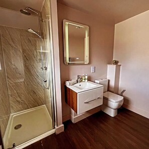 Doppelzimmer, Gartenblick (Room 5) | Badezimmer | Haartrockner, Handtücher, Seife, Shampoo