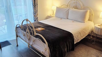 Double Room (Room 2) | Individually furnished, bed sheets