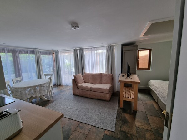 Individually furnished, bed sheets - Oak Tree Rooms (Brockenhurst)