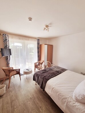 Individually furnished, bed sheets - Oak Tree Rooms (Brockenhurst)