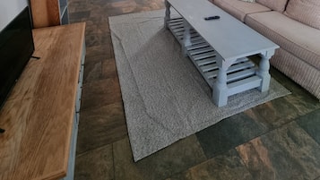 Muebles diferentes y ropa de cama