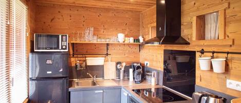 Fridge, microwave, stovetop, dishwasher