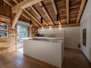 Kjøleskap, mikrobølgeovn, ovn og oppvaskmaskin