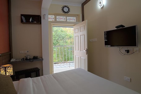 Deluxe Room, Balcony | Egyptian cotton sheets, premium bedding, pillowtop beds, desk