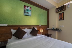 Habitación Deluxe, balcón | Sábanas de algodón egipcio y ropa de cama de alta calidad 