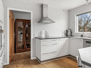 Fridge, oven, dishwasher, cookware/dishes/utensils