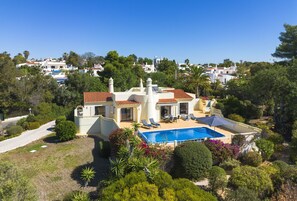A Mediterranean-style villa with a swimming pool, surrounded by lush greenery and palm trees. - Casa San Michel - holiday villa with private pool, air-conditioning and sea view (Lagoa)