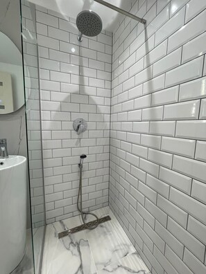 Sèche-cheveux, serviettes fournies, savon, papier toilette