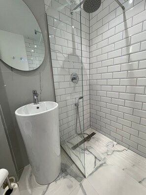 Sèche-cheveux, serviettes fournies, savon, papier toilette