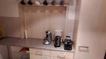 Kühlschrank, Herdplatte, Wasserkocher mit Kaffee-/Teezubehör