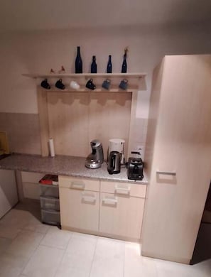 Kühlschrank, Herdplatte, Wasserkocher mit Kaffee-/Teezubehör