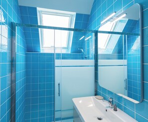 Ein Badezimmer mit blauen Fliesen, einem weißen Waschbecken und einem großen Spiegel.