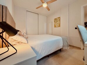 1 habitación y tabla de planchar con plancha 