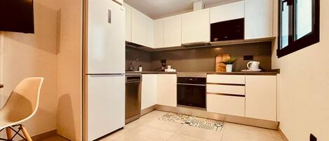 Jääkaappi, mikroaaltouuni, uuni, astianpesukone