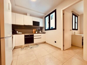 Kühlschrank, Mikrowelle, Ofen, Geschirrspüler
