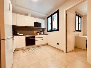 Geladeira, micro-ondas, fogão, lava-louças