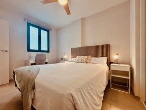 1 室のベッドルーム、アイロン / アイロン台
