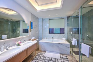 Shower, rainfall showerhead, free toiletries, hair dryer - Sarovar Premiere Amritsar (Amritsar)