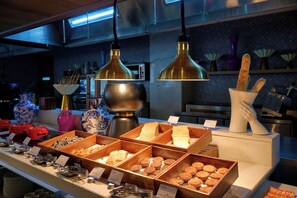 Daily buffet breakfast (INR 880 per person)