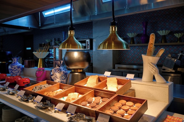 Desayuno buffet (INR 880 por persona) 