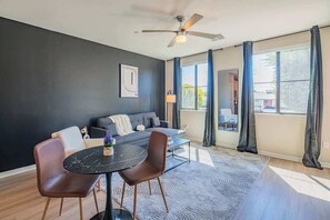 Televisión y oficina 