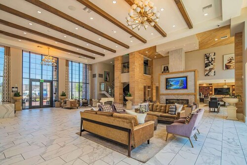 Stay in Central Phoenix | Pool, Gym, W/D, Parking