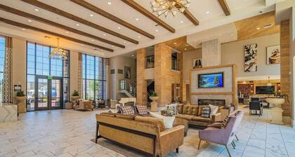 Stay in Central Phoenix | Pool, Gym, W/D, Parking