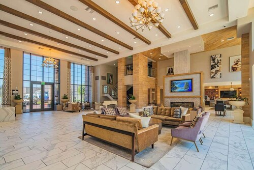 Central Stay Apt |Gym, Pool, W/D, Parking, Sleep 5