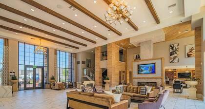 Central Stay Apt |Gym, Pool, W/D, Parking, Sleep 5