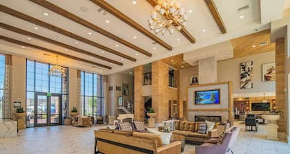 Central Stay Apt |Gym, Pool, W/D, Parking, Sleep 5