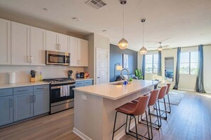 Fridge, microwave, oven, stovetop - Apt Near Attractions | Pool, Gym, Parking & W/D (Phoenix)