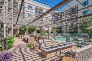 Outdoor dining - Apt Near Attractions | Pool, Gym, Parking & W/D (Phoenix)