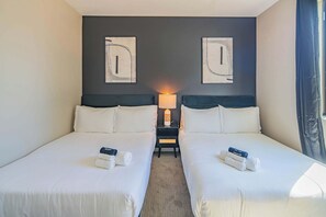 2 habitaciones, tabla de planchar con plancha, wifi y ropa de cama