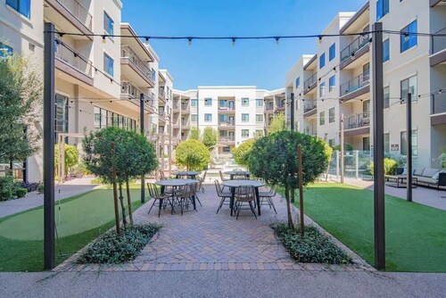 City Living | Gym, Pool, W/D, Parking. Sleeps 5