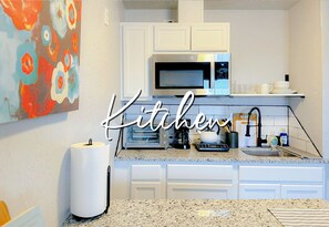 Kühlschrank, Mikrowelle, Wasserkocher mit Kaffee-/Teezubehör, Toaster