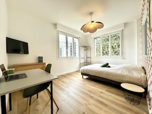 1 habitación, escritorio, wifi gratis y ropa de cama 