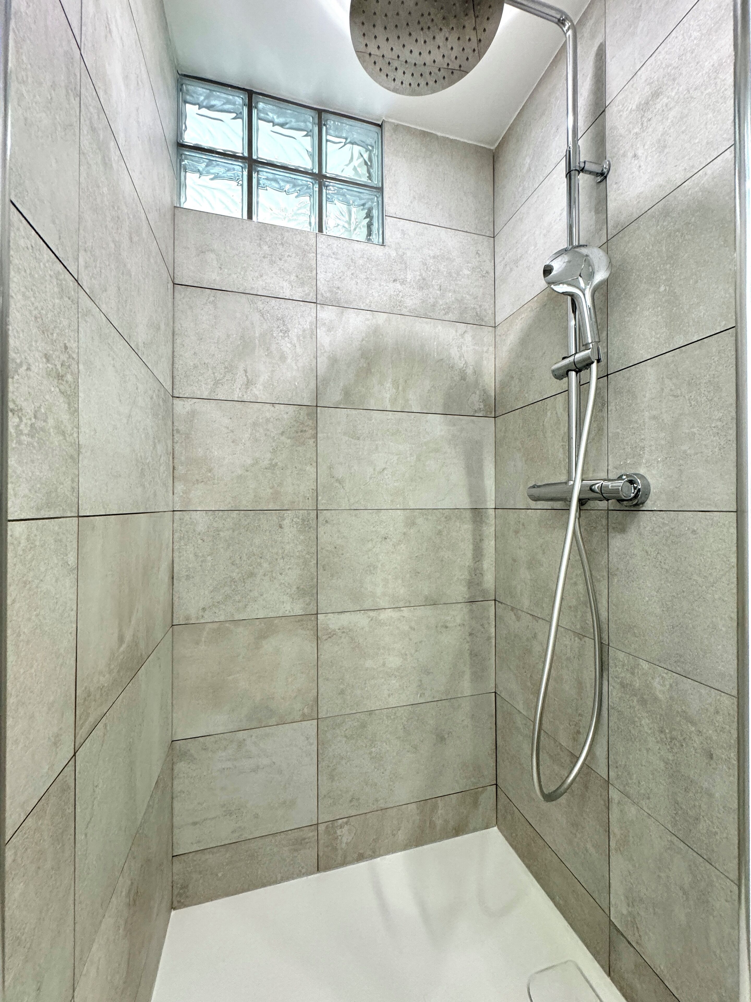 Douche, sèche-cheveux, serviettes fournies, savon
